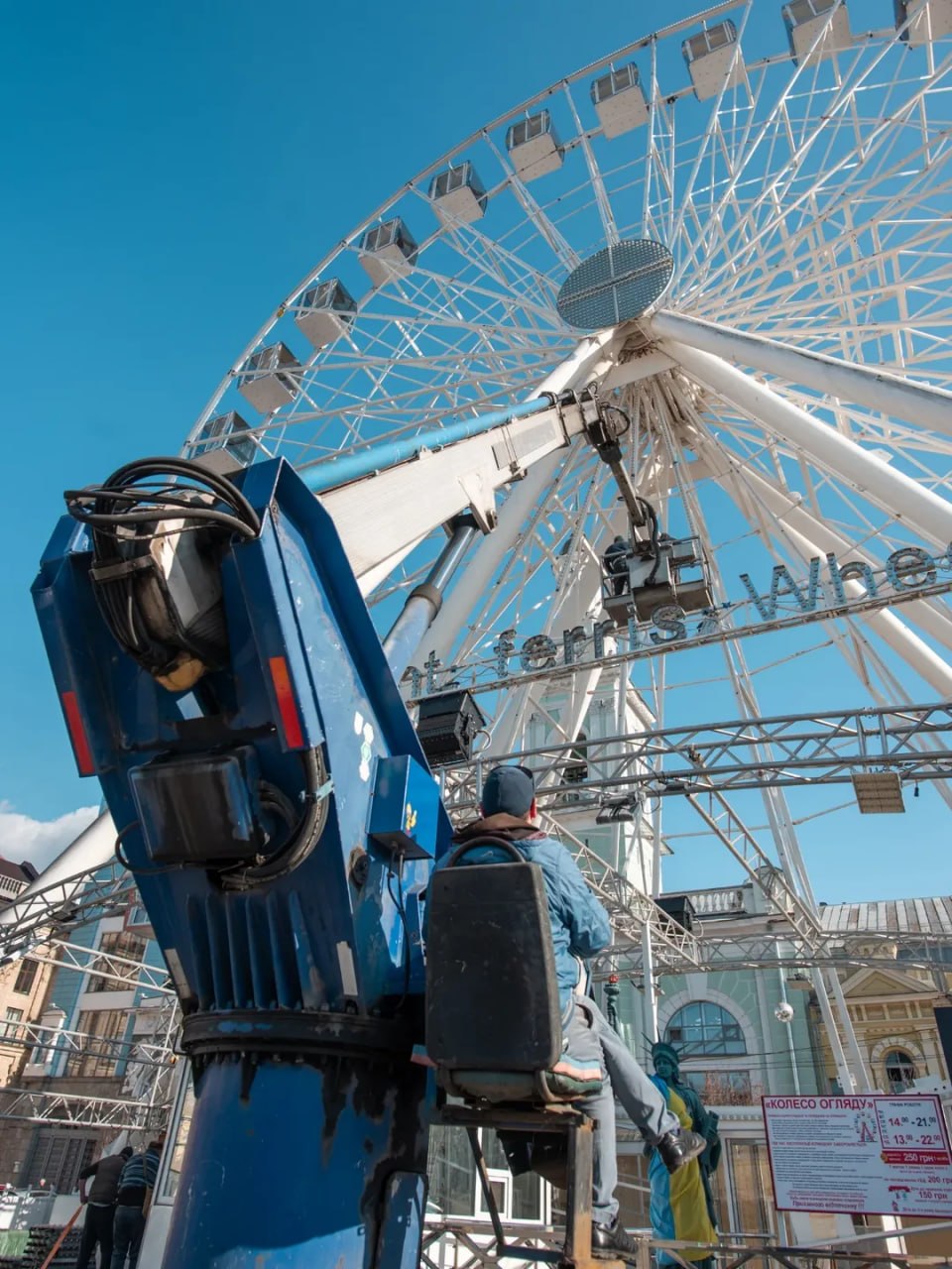 Контрактовая площадь без панорамы: владелец демонтирует аварийное колесо обозрения - фото 2