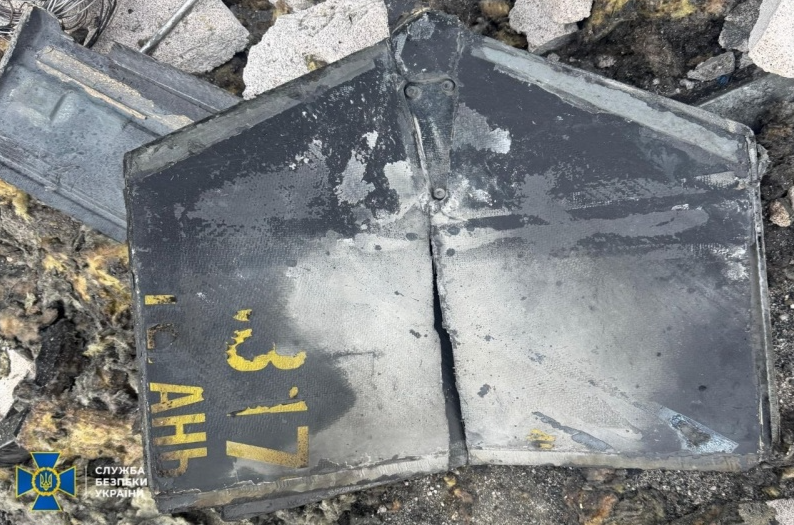 Атака в зоне ЧАЭС: появились фото поврежденного ядерного объекта и обломков дрона - фото 2 Атака в зоне ЧАЭС: появились фото поврежденного ядерного объекта и обломков дрона - фото 2