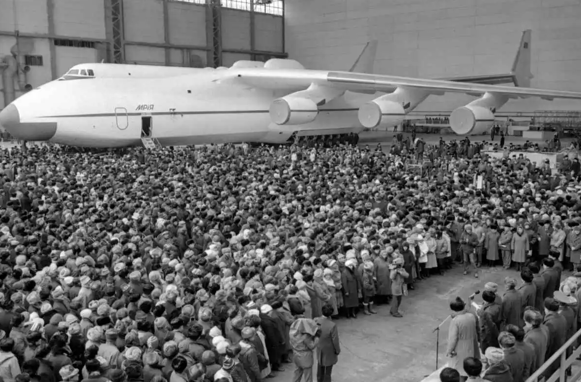37 лет назад самый большой в мире самолет Ан-225 ”Мрия” впервые поднялся в небо (ВИДЕО) - фото 2