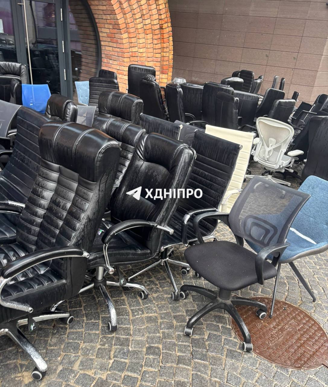 Загадкова знахідка у Дніпрі: сотня офісних стільців заблокувала прохід біля Кельнського бульвару - фото 2