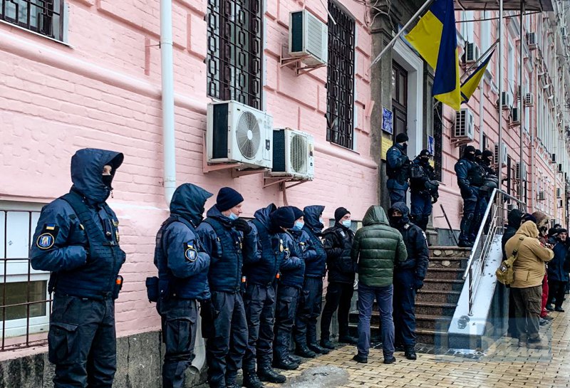 Под Печерским судом собрались сторонники Порошенко: рядом - несколько автозаков (ФОТО)  - фото 2