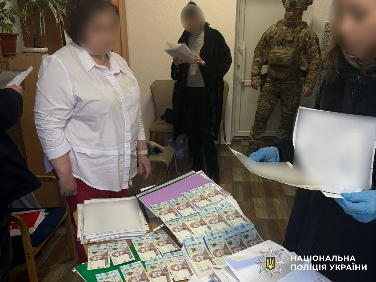 Ковер из долларов: врачи ”заработали” шокирующую сумму на фиктивной инвалидности (ФОТО) - фото 2