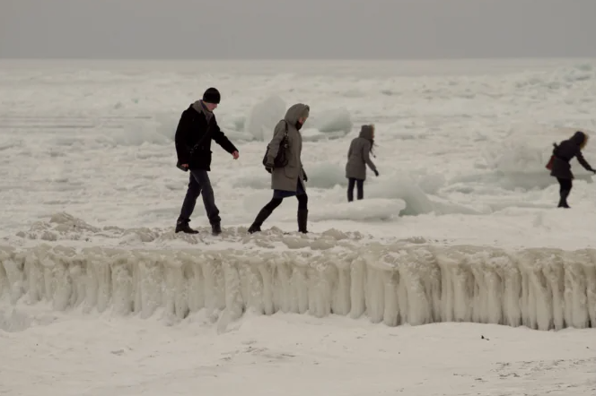 Такого українці не бачили роками: в Одесі почало замерзати море (ФОТО) - фото 2