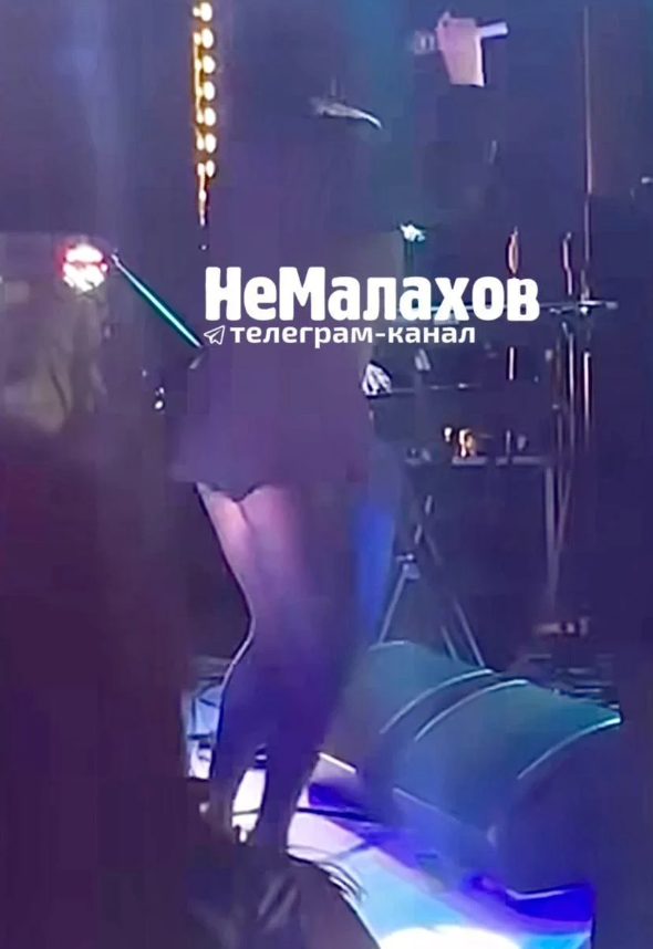 Російська співачка знову зганьбилася на сцені (ФОТО) - фото 2