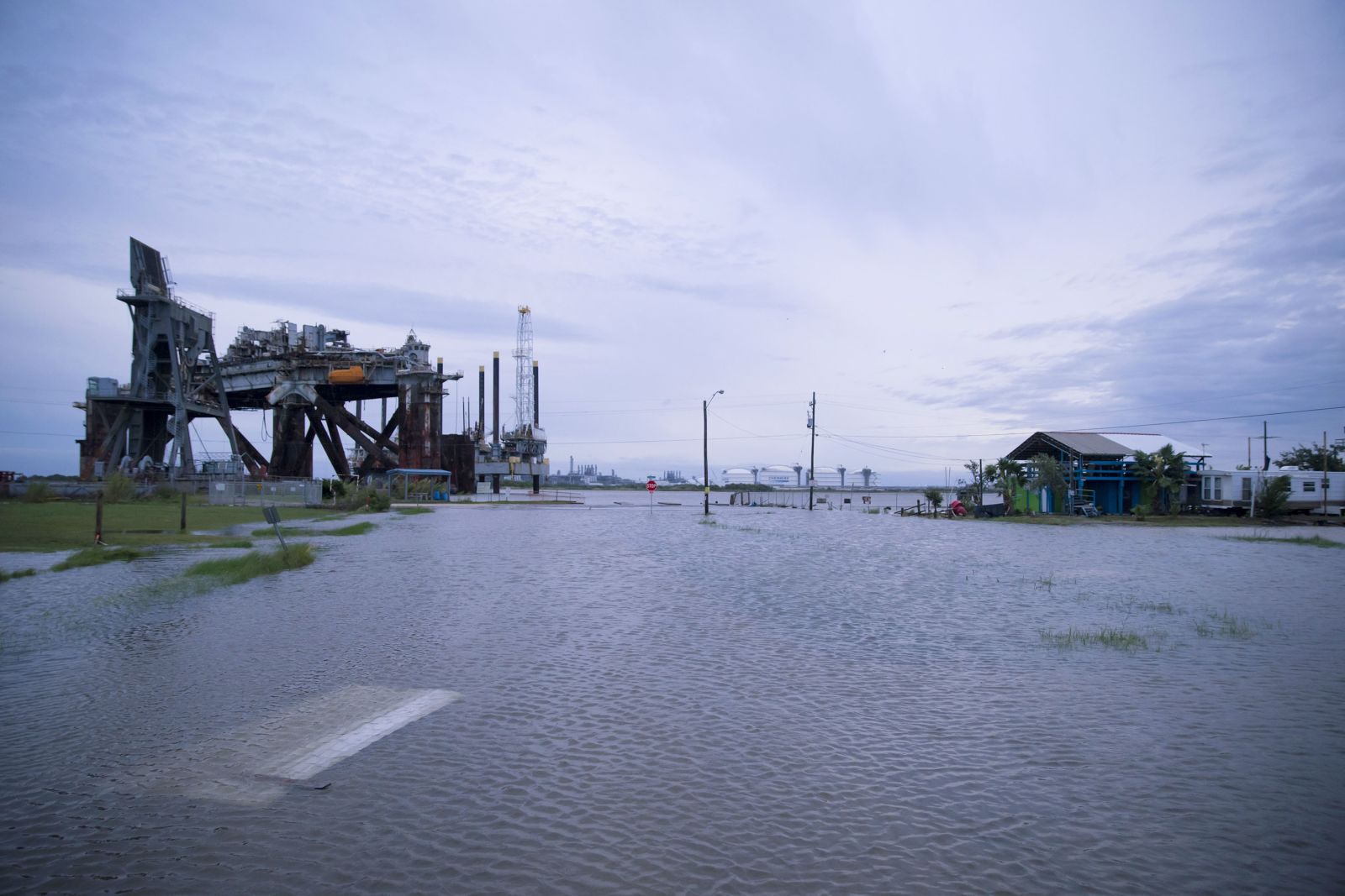 Опубликованы ужасающие фото последствий тропического шторма «Лаура» в США - фото 19