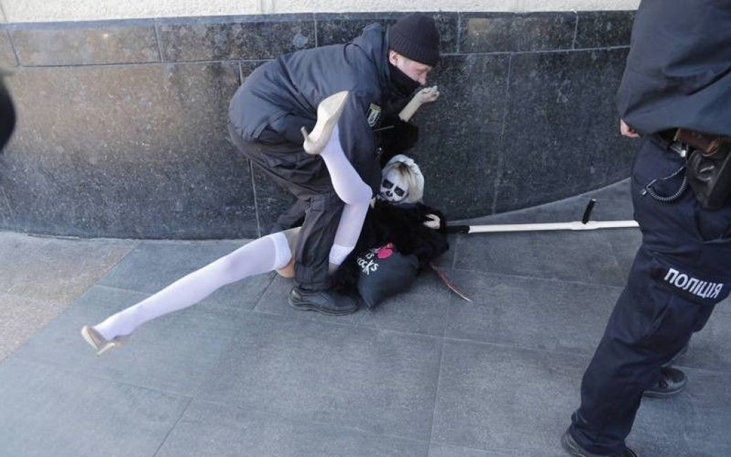 В Киеве обнаженная активистка Femen призвала украинцев не паниковать (ФОТО)  - фото 3