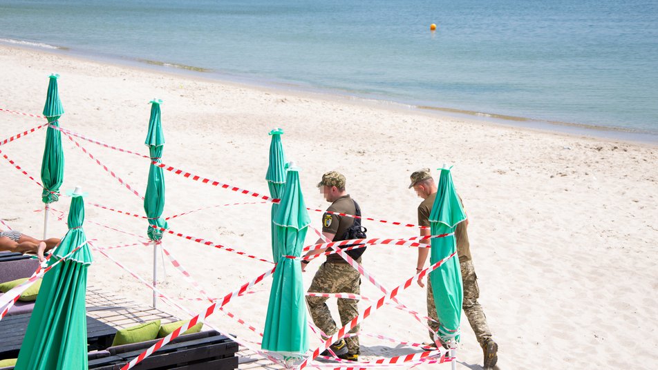 В Одессе на пляже отдыхающим выдавали повестки в военкомат (ФОТО) - фото 2