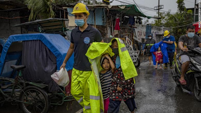 Сильнейший за последние 10 лет тайфун обрушился на Филиппины - сообщается о десятках погибших - фото 7