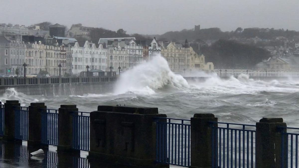Гігантські хвилі та сильний вітер: Великобританію та Ірландію накрив потужний шторм (ФОТО) - фото 3
